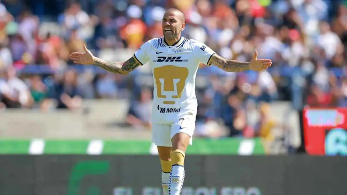 مفاجأة.. داني ألفيس يقترب من العودة للملاعب