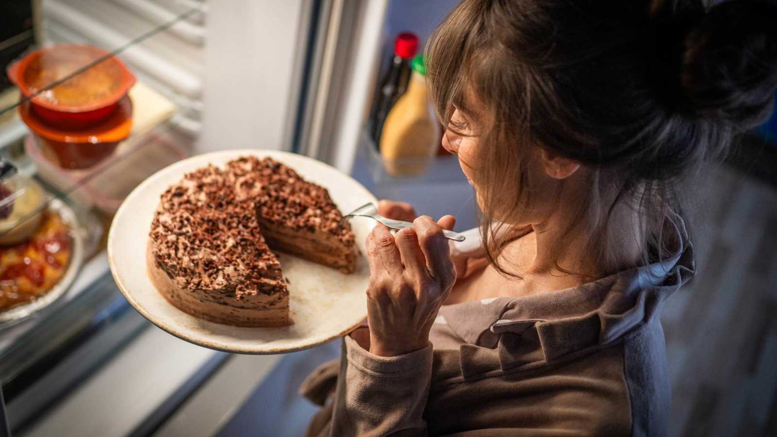 لماذا تزداد رغبتنا في الحلويات بعد العشاء؟