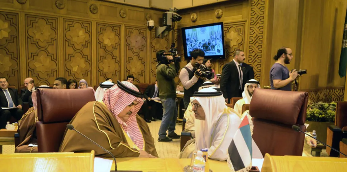 قرقاش ووزير خارجية البحرين يردان على خطاب أمير قطر