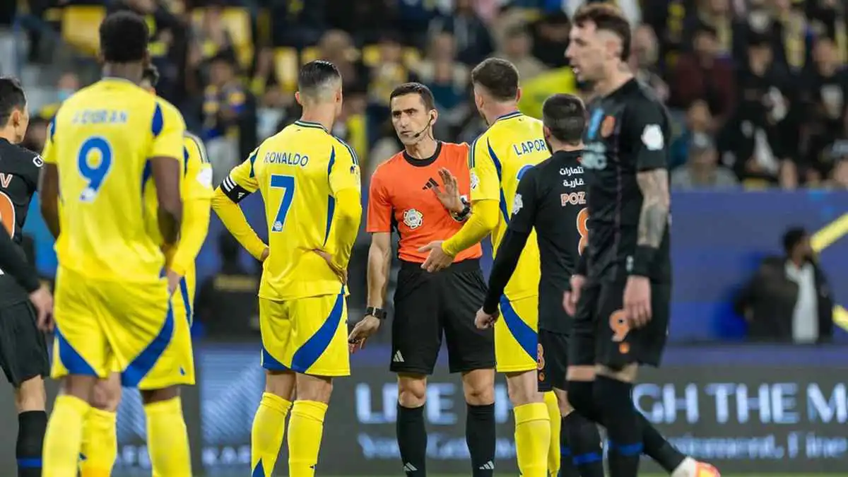 الكشف رسميا عن حكم ديربي جدة بين الأهلي والاتحاد