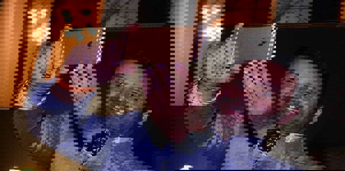 لقطة مُحرجة لحازم إمام على الهواء (فيديو)