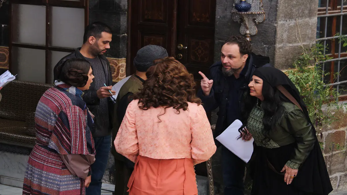 ما سبب عراك سحر فوزي وجيني إسبر في مسلسل "سلاسل ذهب"؟ 