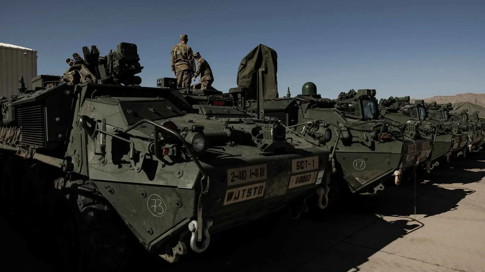 أمريكا.. استنفار ومسيّرات وسفن حربية في مواجهة المهاجرين