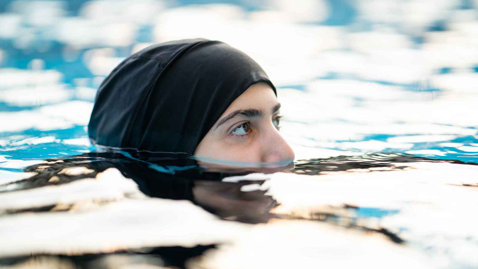 فرنسا.. رئيس بلدية متهم بدعم ارتداء البوركيني سرا