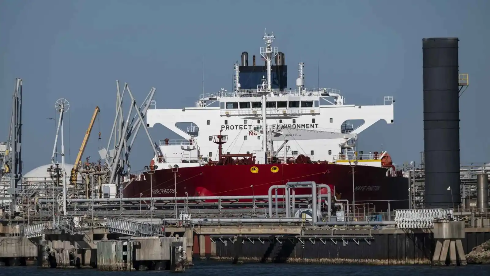 فنزويلا تمنح المزيد من مناطق إنتاج النفط لشركتين أمريكية وإسبانية