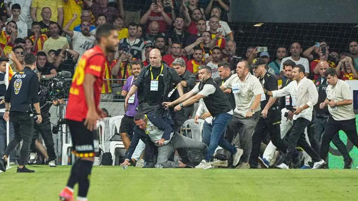 سقط أرضا.. الاعتداء على رئيس فنربخشة من جماهير غازي عنتاب (فيديو)