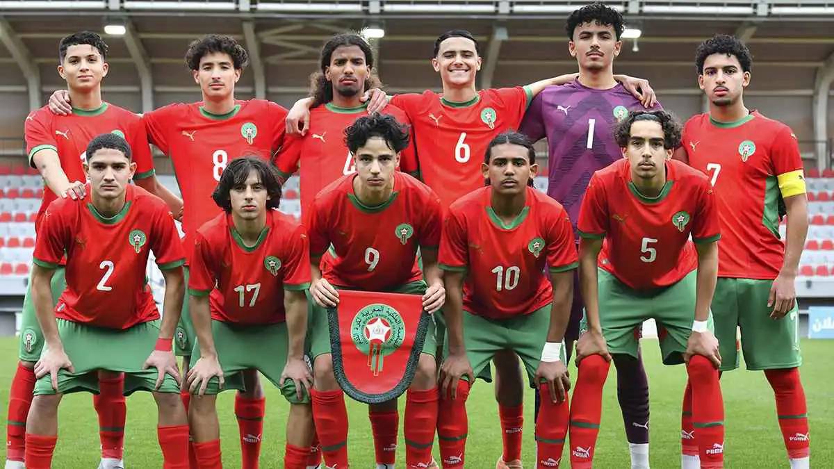 لاعب منتخب المغرب يقبّل رأس الحكم بعد منحه إنذارا (فيديو)