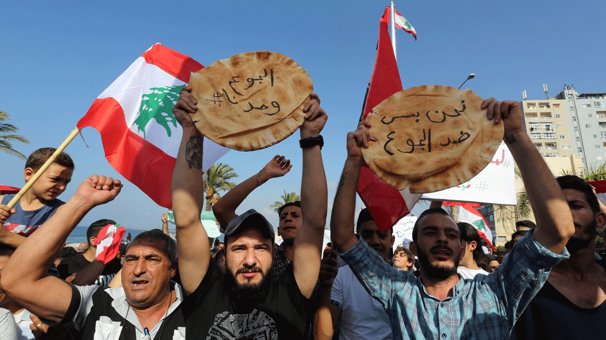 بعد عام من الأزمات.. اللبنانيون يحيون الذكرى الأولى لانطلاق الاحتجاجات ضد الطبقة السياسية