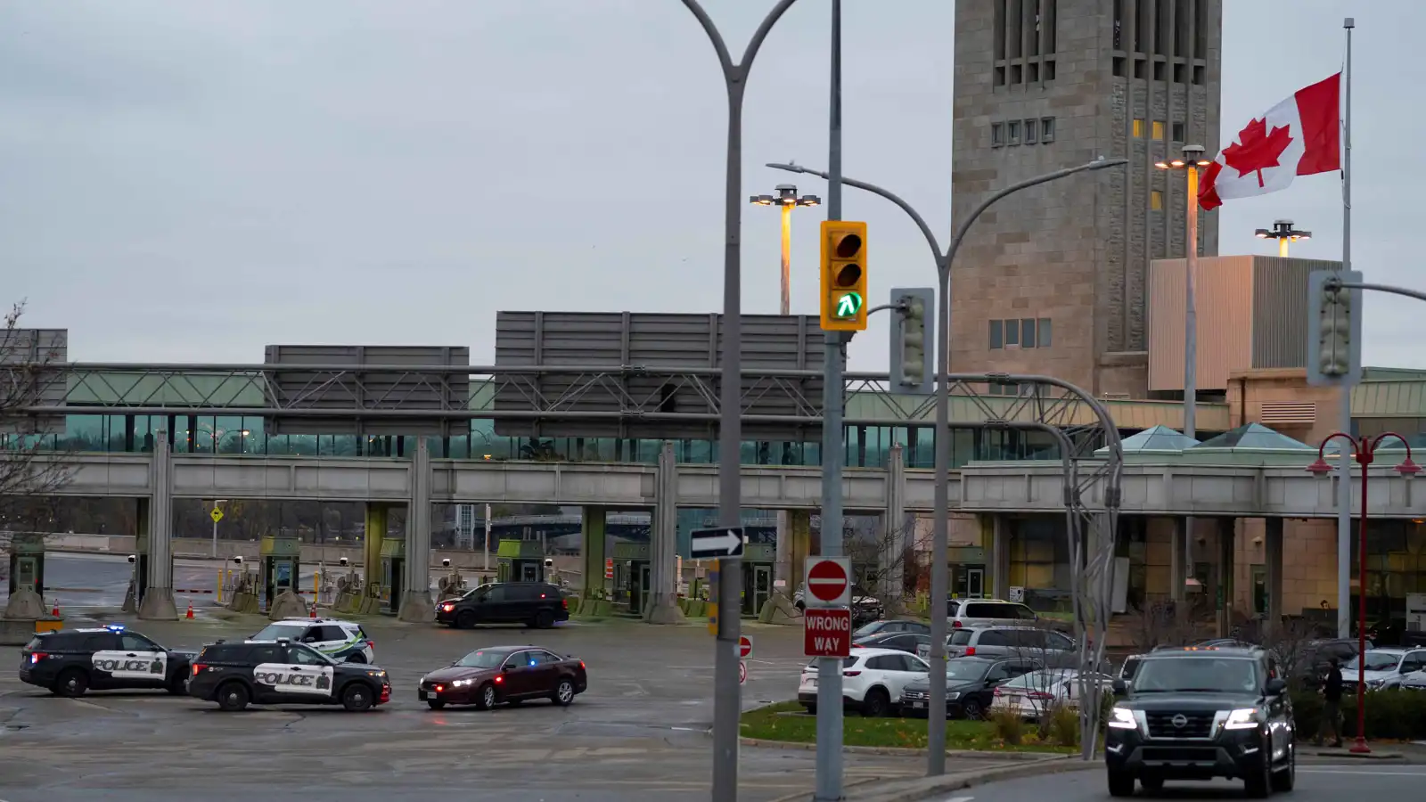 شعر بني وفستان.. تفاصيل "صادمة" لمهاجمة مدرسة في كندا (فيديو)