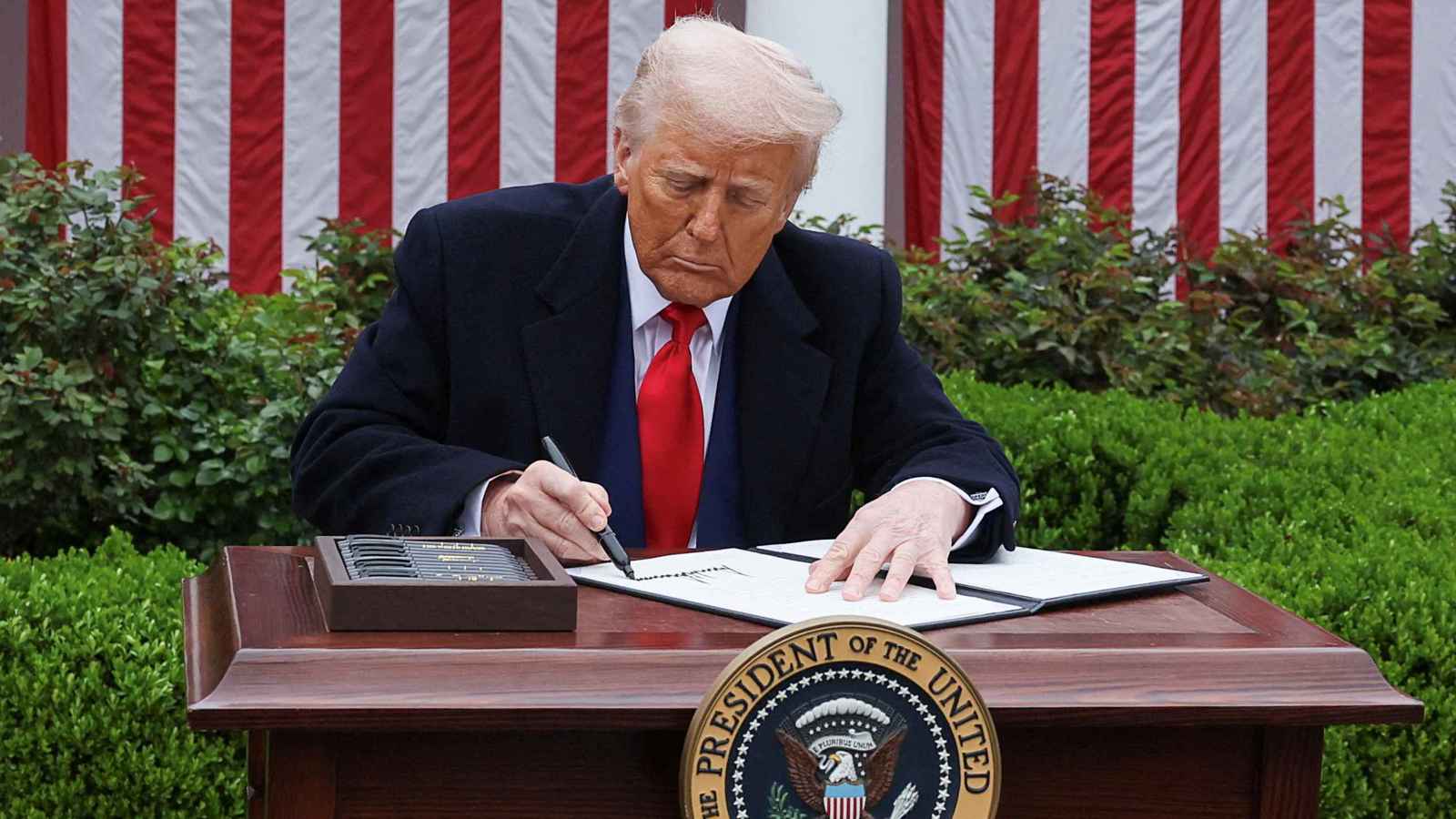 مستشار ترامب: الرسوم الجمركية ستؤدي لصدمات اقتصادية قصيرة الأجل