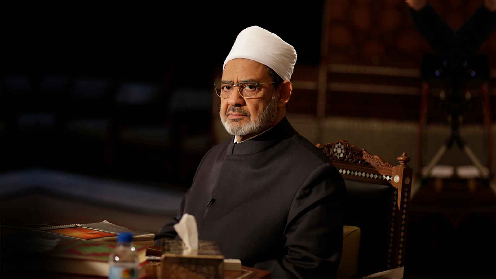 قصة غريبة تجمع طبيبًا مصريًّا مع شيخ الأزهر  (صورة)