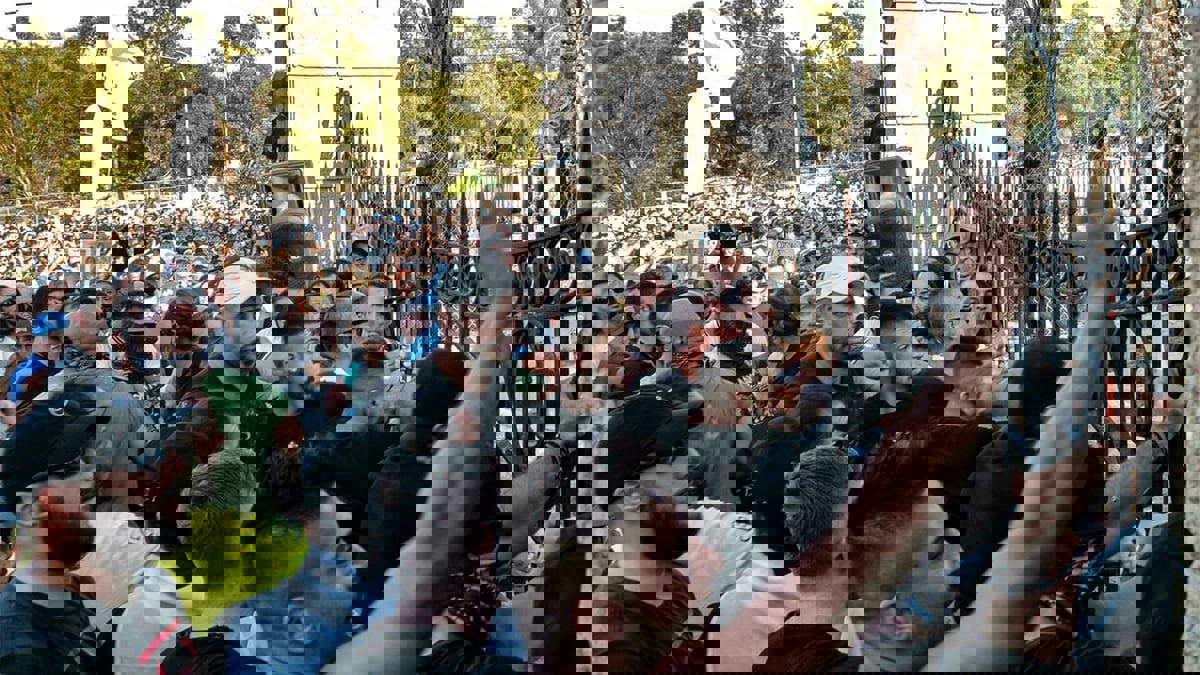 محتجون مناهضون لتدابير كورونا يهاجمون محطة تلفزيونية في قبرص