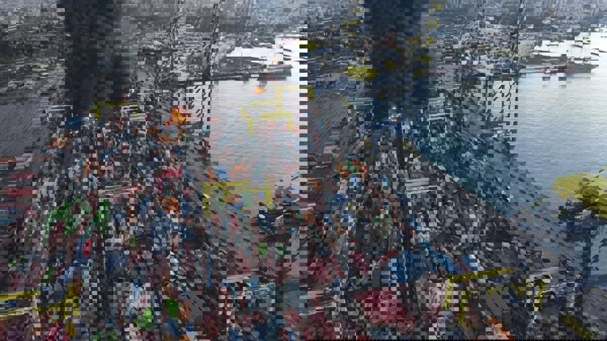 إخماد النيران بميناء إسكندرون في تركيا