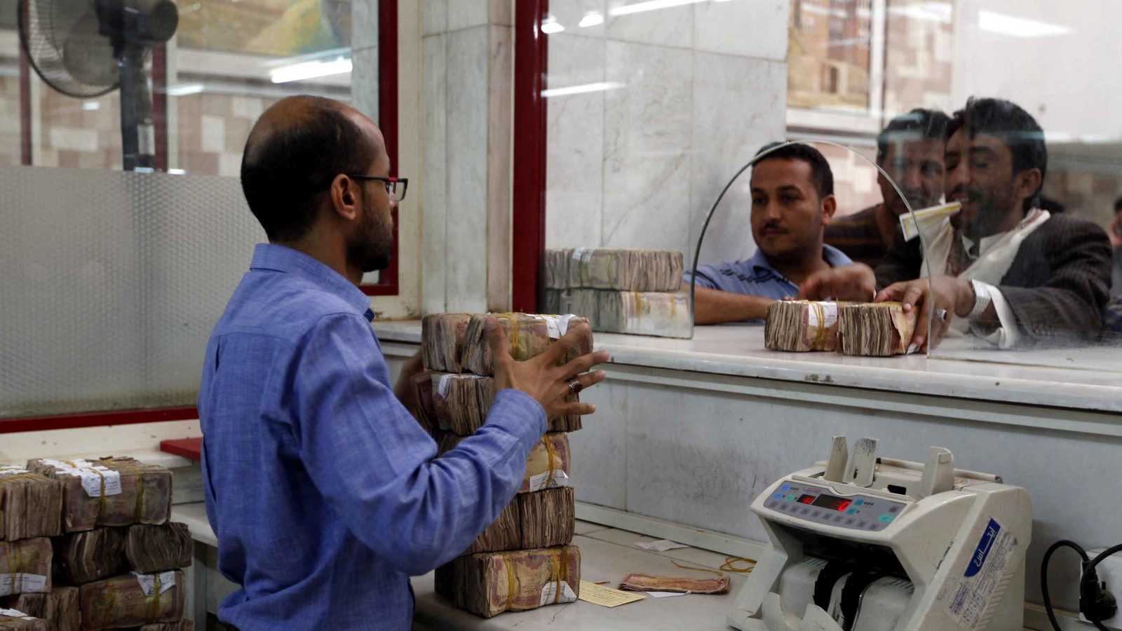 وسط تحذيرات من كارثة.. الحوثيون يحظرون آليات الاستيراد الشرعية