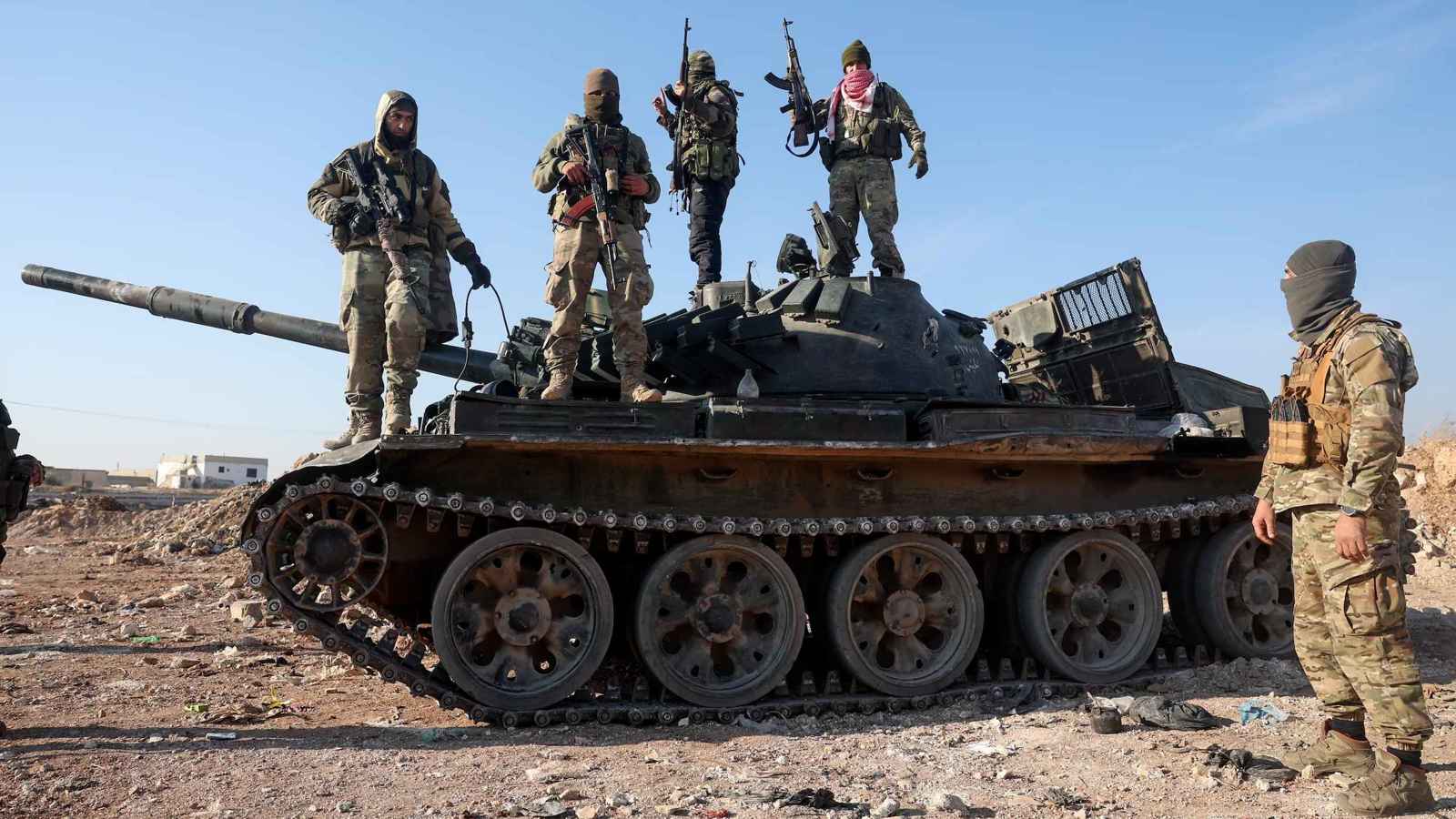 بعد تقدمها السريع.. ضربات جوية مكثفة تبعد الفصائل عن حماة (فيديو)