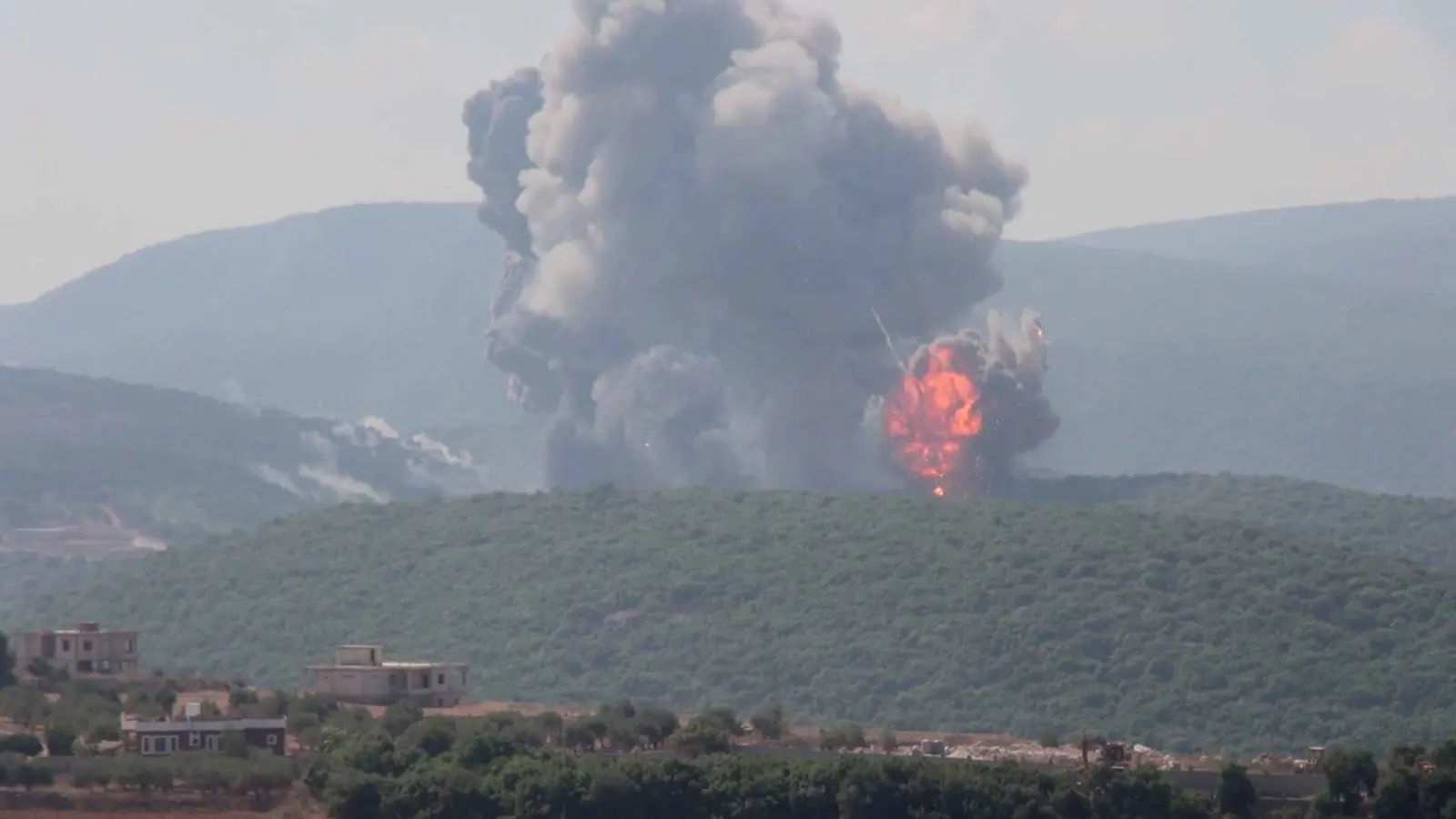 إسرائيل تستهدف منصة صاروخية ومواقع عسكرية لحزب الله (فيديو)