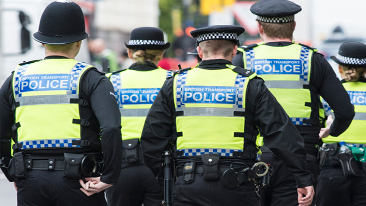 أثار السخرية.. أصغر قسم شرطة يراقب الجرائم الجنسية على الشاطئ (صور)