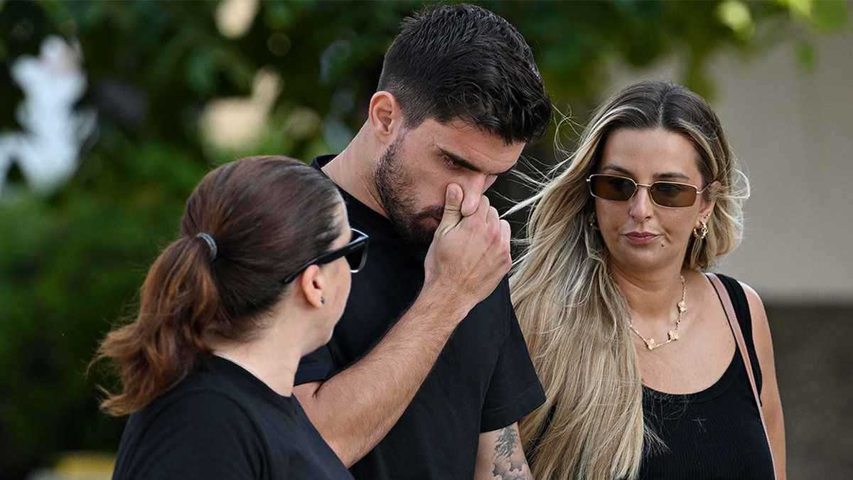 بعد أزمة أرملة جوتا.. زوجة روبن نيفيز تدعمه من الملعب في مباراة الهلال (صور)