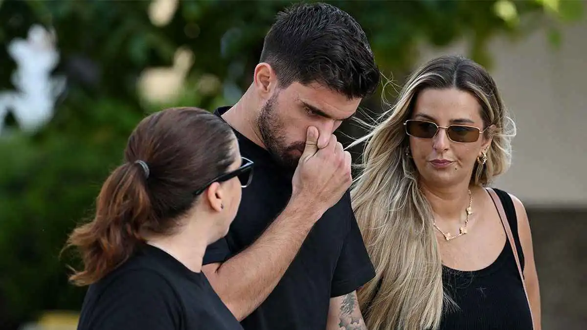 بعد أزمة أرملة جوتا.. زوجة روبن نيفيز تدعمه من الملعب في مباراة الهلال (صور)