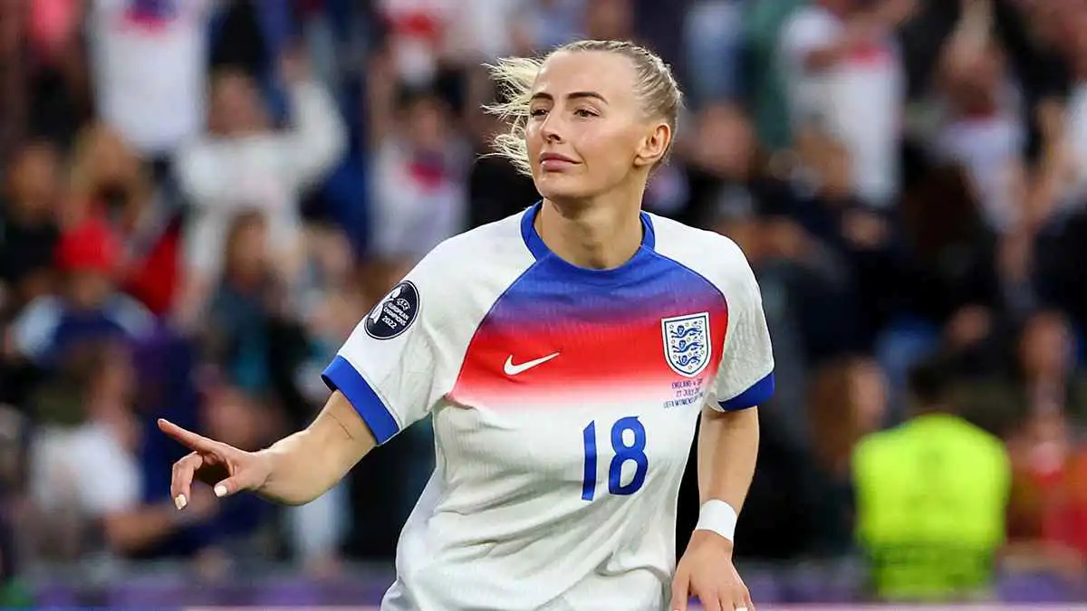 لماذا تحتفظ لاعبة إنجلترا بصورة قبلة على ساقها؟ (شاهد)