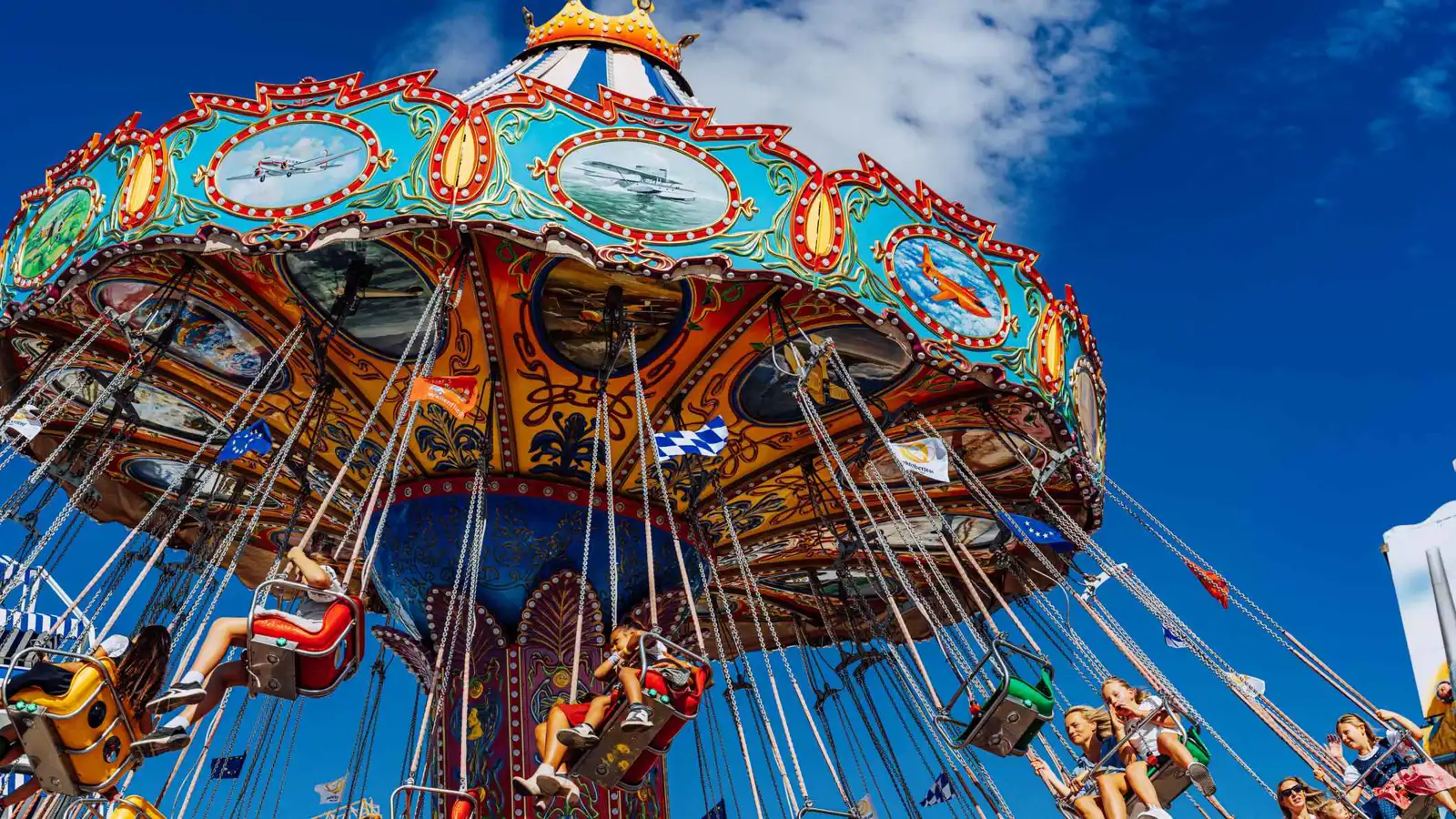 لحظة مرعبة.. إنقاذ امرأة سقطت من لعبة ملاهي في المكسيك (فيديو)