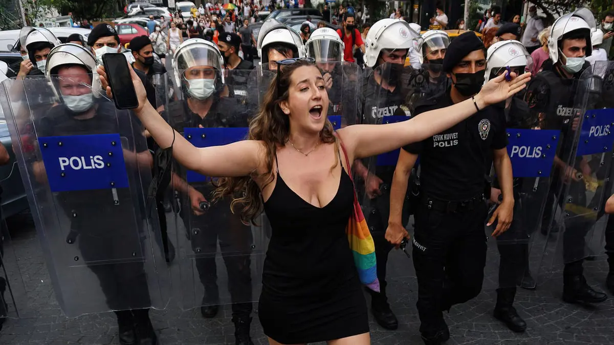 الشرطة التركية تفرّق مسيرة للمثليين في إسطنبول