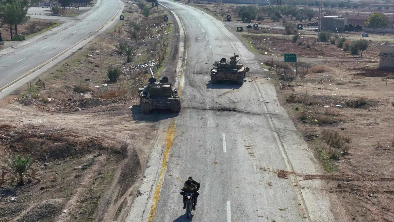 الفصائل تبسط سيطرتها على طريق حمص-حماة