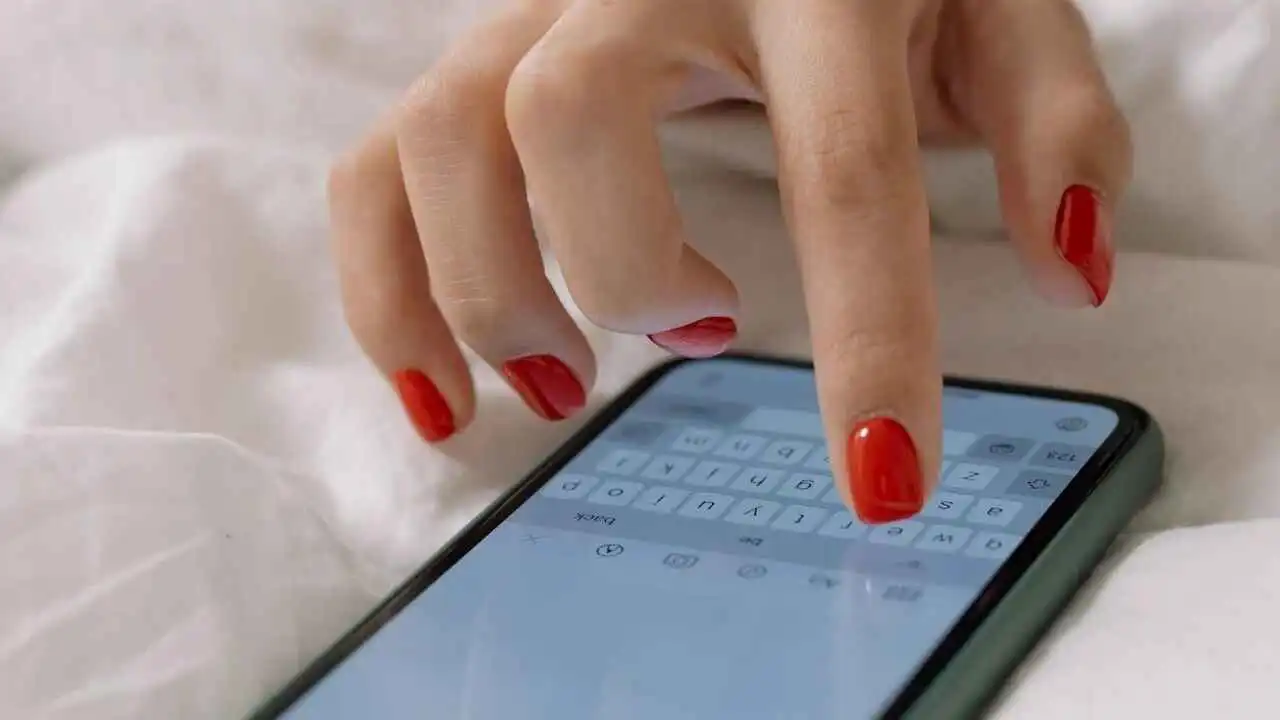 "طلاء سحري".. هل أصبحت الأظافر قادرة على التفاعل مع الشاشات؟