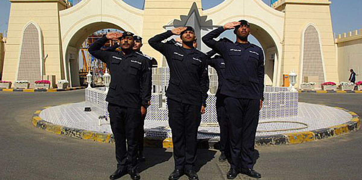 الكويتيون يسخرون من وزارة الداخلية لاستقدامها شرطة بنغالية