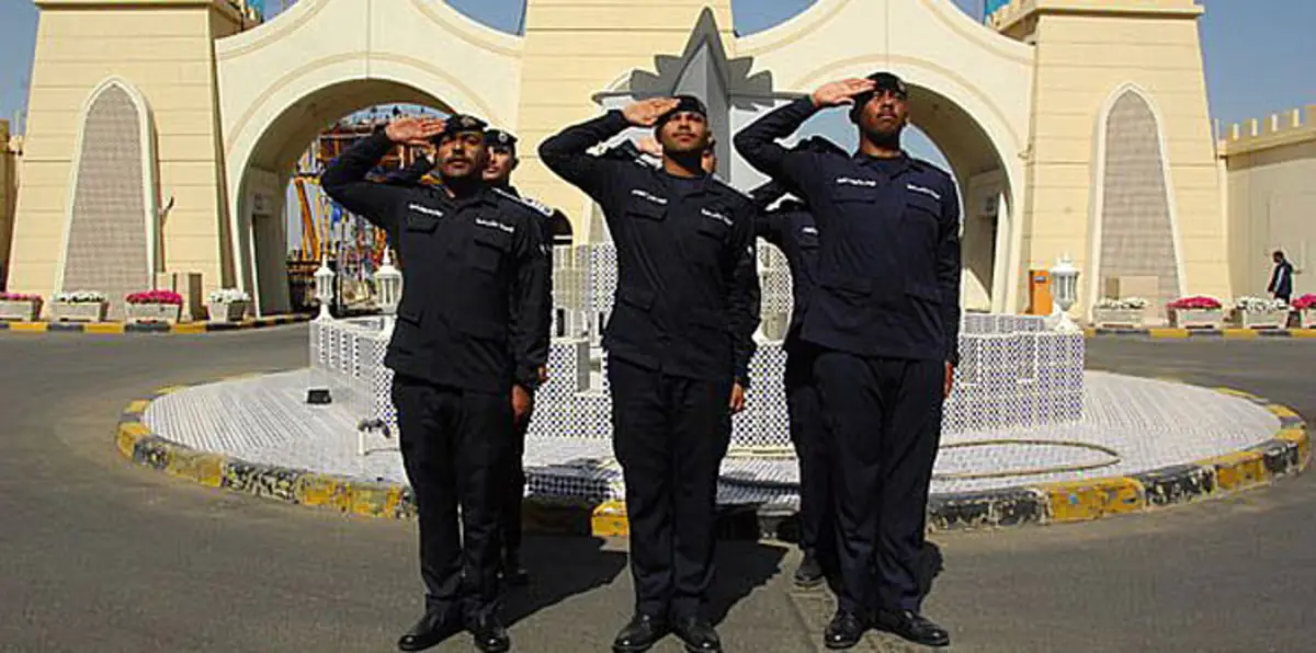 الكويتيون يسخرون من وزارة الداخلية لاستقدامها شرطة بنغالية