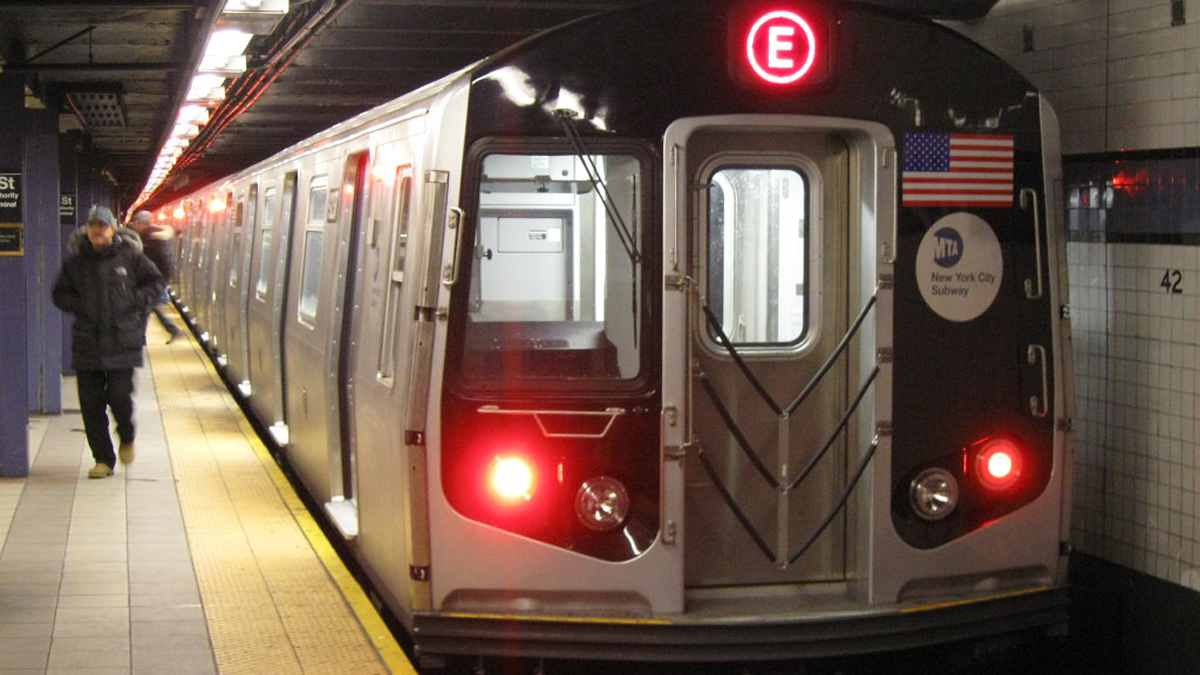 بعد مقتل شخصين طعنا.. شرطة نيويورك تنتشر في شبكة قطارات الأنفاق (صور)