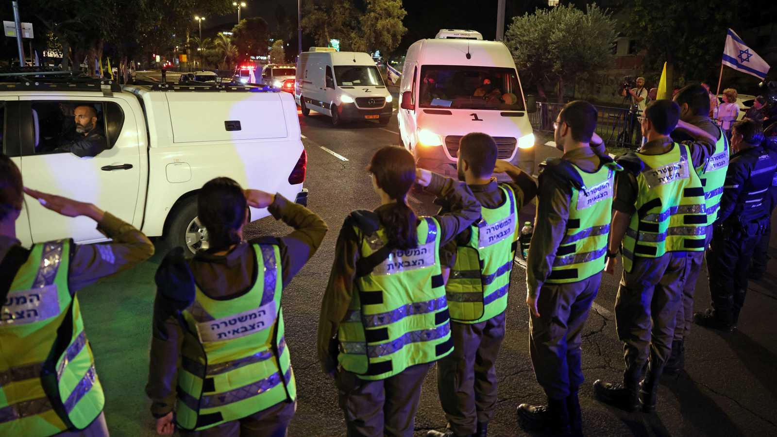 إسرائيل تتسلم نعشين لرفات رهينتين في غزة (فيديو)