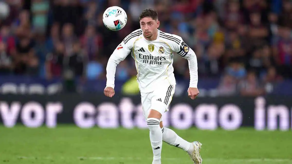 فالفيردي يحظر إعلاميًا طالب بمشاركته مع ريال مدريد كظهير أيمن (صور)