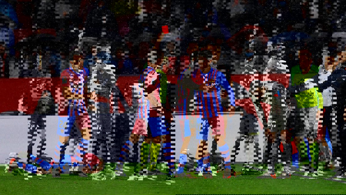 مباراة برشلونة ضد إشبيلية.. طرد كوندي بعد ضرب جوردي ألبا بالكرة (فيديو)