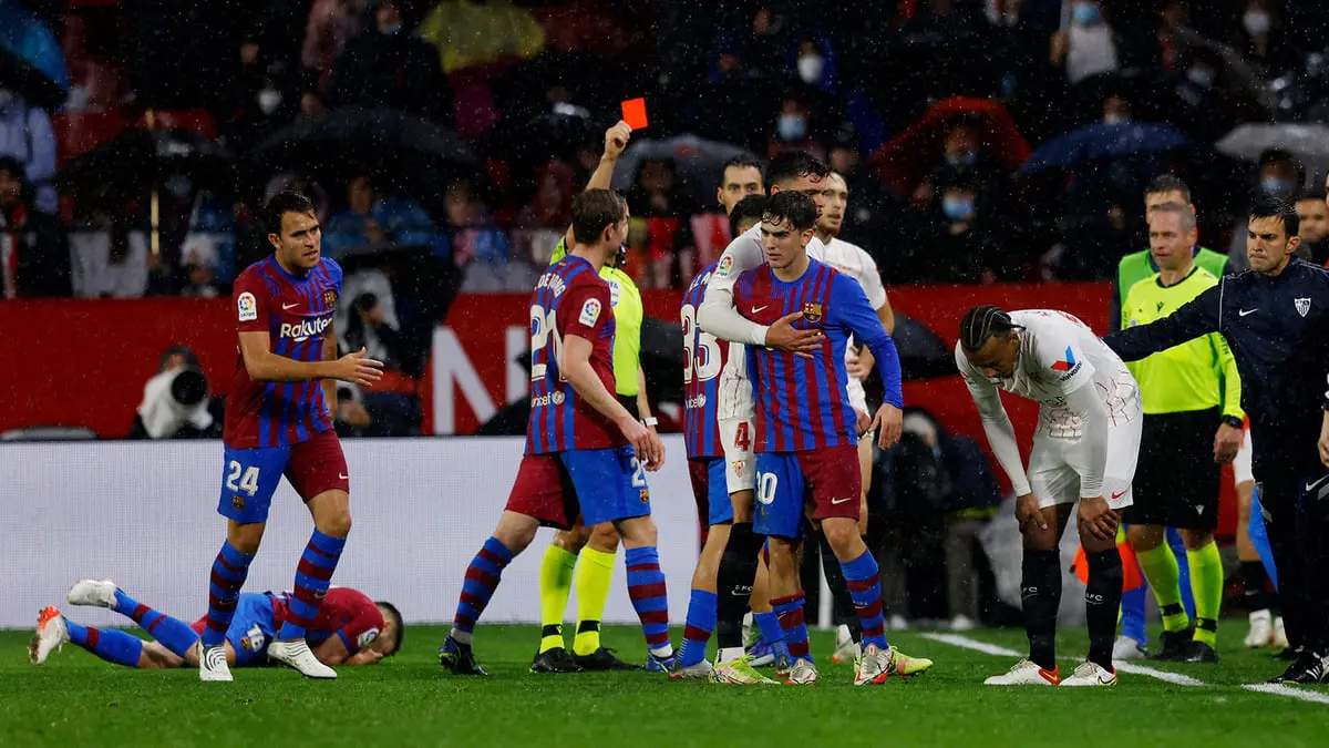 مباراة برشلونة ضد إشبيلية.. طرد كوندي بعد ضرب جوردي ألبا بالكرة (فيديو)