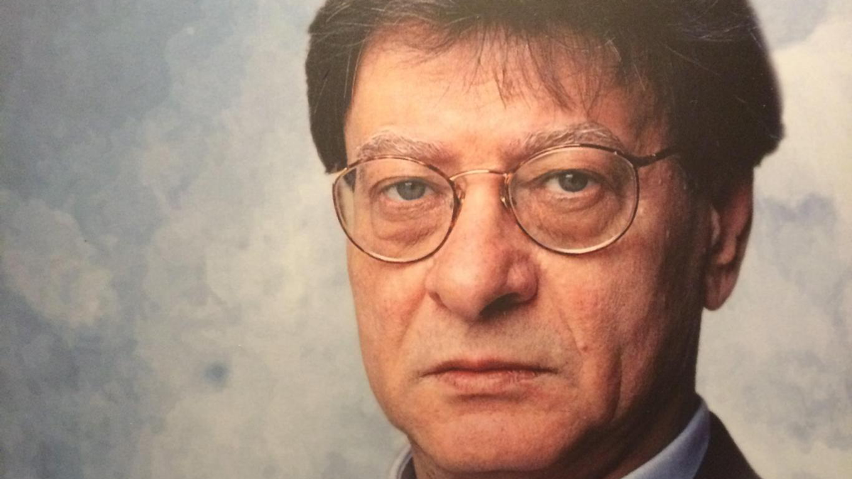 "المتن المجهول".. كتاب يكشف تفاصيل عن حياة الشاعر محمود درويش في مصر