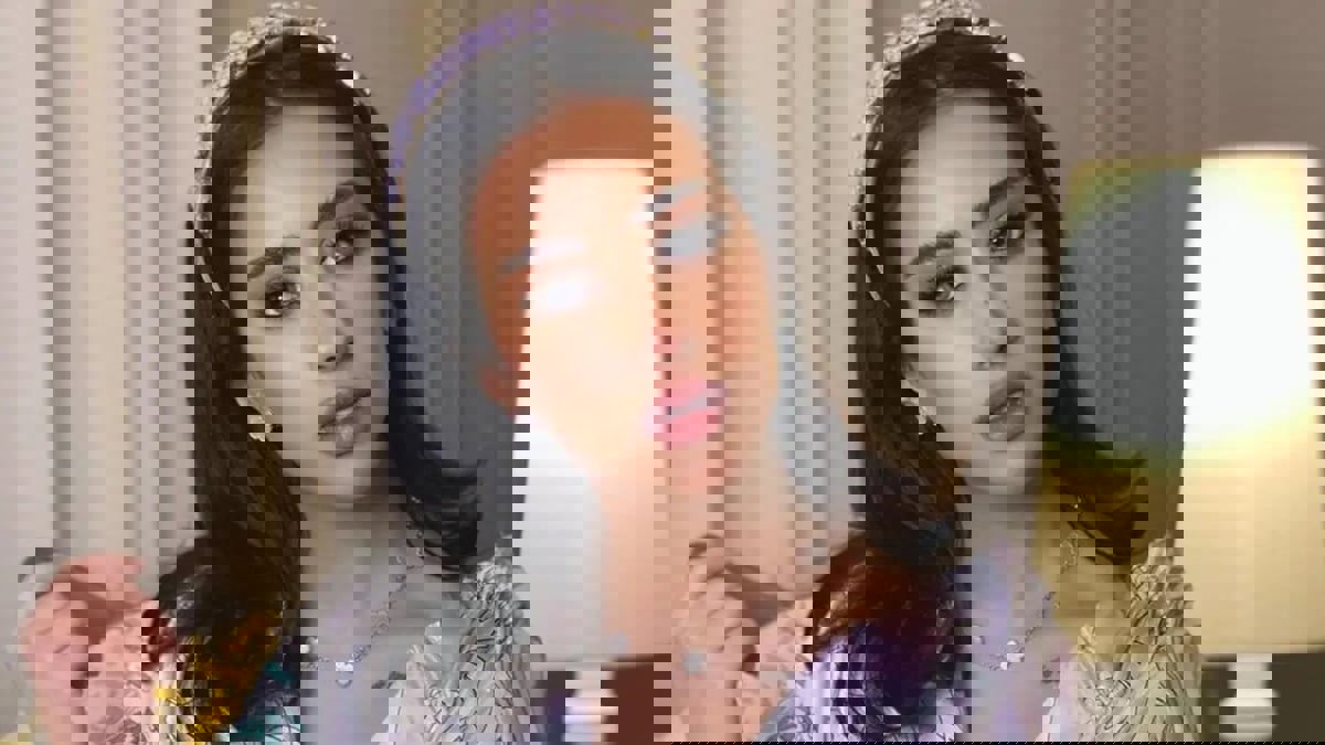 فرح الهادي تنهار باكية أثناء حديثها عن أمها