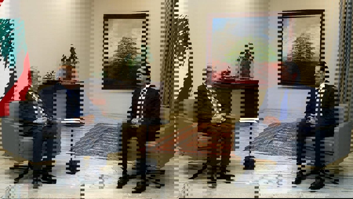 من 18 وزيرا.. سعد الحريري يقدم تشكيلة الحكومة اللبنانية لميشال عون