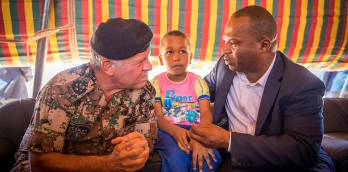 عقب مقتل والده في عملية السلط.. نجل معاذ الحويطات يبكي الأردنيين (صور وفيديو)