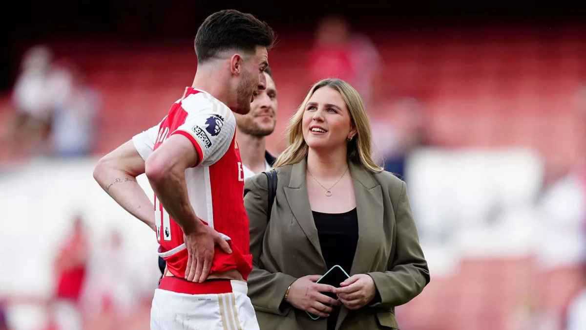 يدعمها دائما.. ديكلان رايس يفاجئ متابعيه بصورة مع زوجته "السمينة" (شاهد)