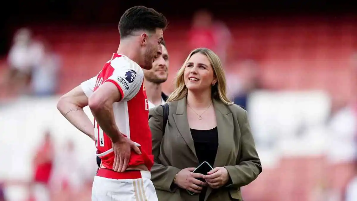 يدعمها دائما.. ديكلان رايس يفاجئ متابعيه بصورة مع زوجته "السمينة" (شاهد)