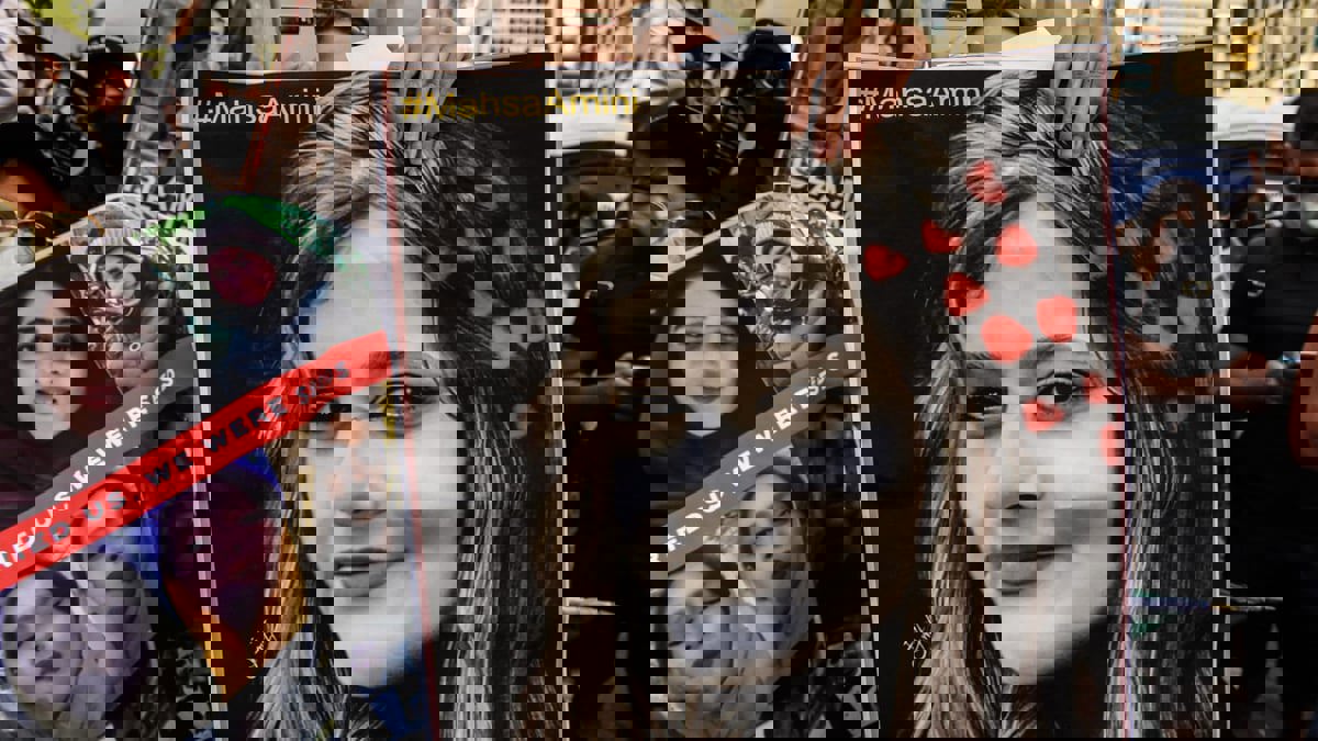 بدء محاكمة صحفية إيرانية غطّت وفاة مهسا أميني