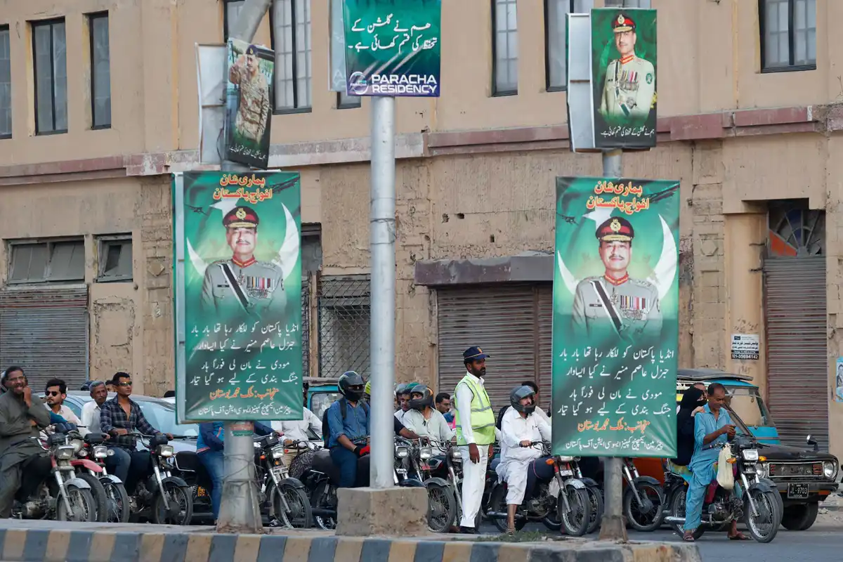 ملصقات تحمل صورًا للجنرال منير في شوارع باكستان.