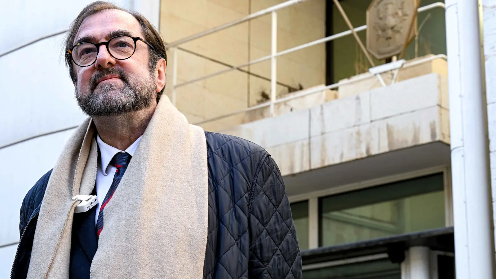 بعد إغلاقها 12 عامًا.. فرنسا ترفع العلم فوق سفارتها في دمشق (فيديو)