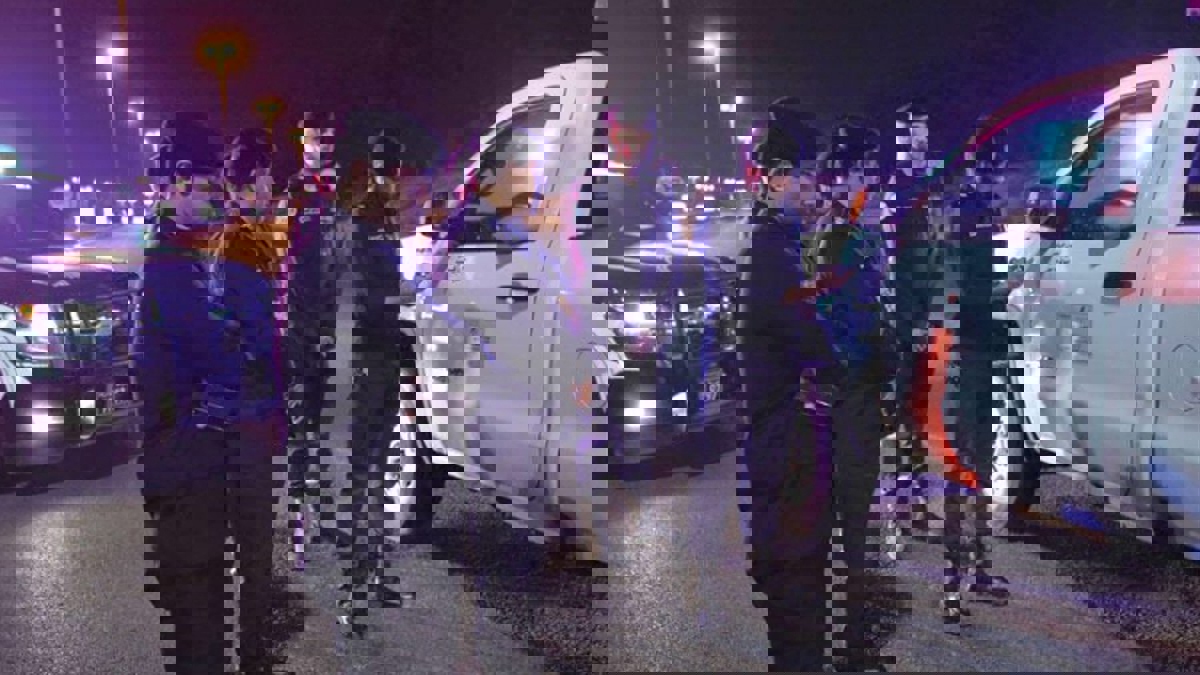 في حادثة هي الثانية.. كويتي "مخالف للحظر" يعتدي على ضابط