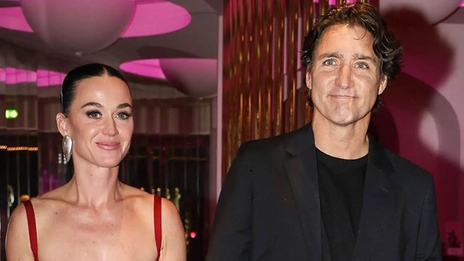 كاتي بيري تغمز ترودو في "دافوس" (فيديو)