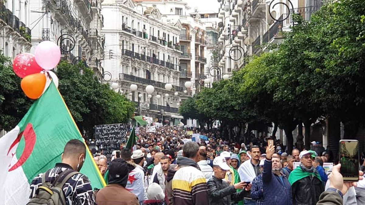 آلاف الجزائريين يتظاهرون لـ"إسقاط" انتخابات الرئاسة (صور)