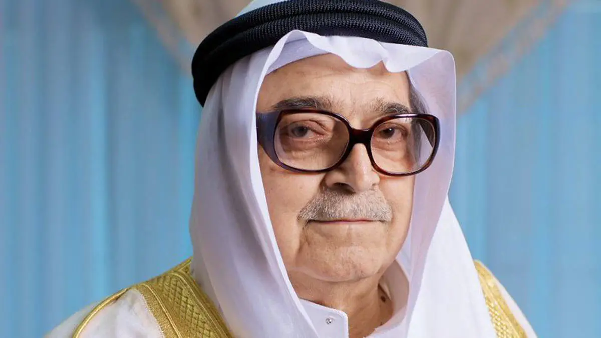 مشهد مؤثر لوقوف أبناء رجل الأعمال السعودي صالح كامل على قبره (فيديو)