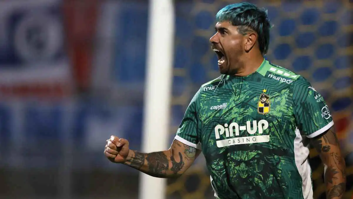 حارس دون قفازات يتصدى لركلتي جزاء ويقود فريقه للتتويج بالسوبر (فيديو)