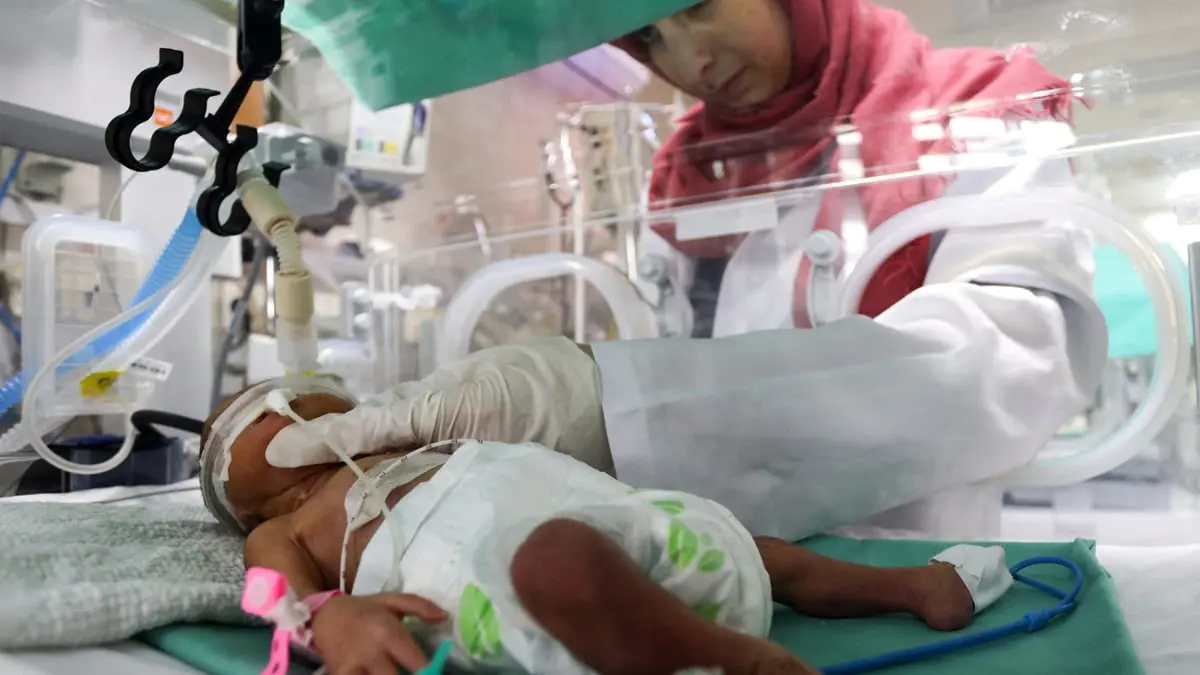 مسؤول طبي لـ"إرم نيوز": حديثو الولادة في غزة على شفا الموت